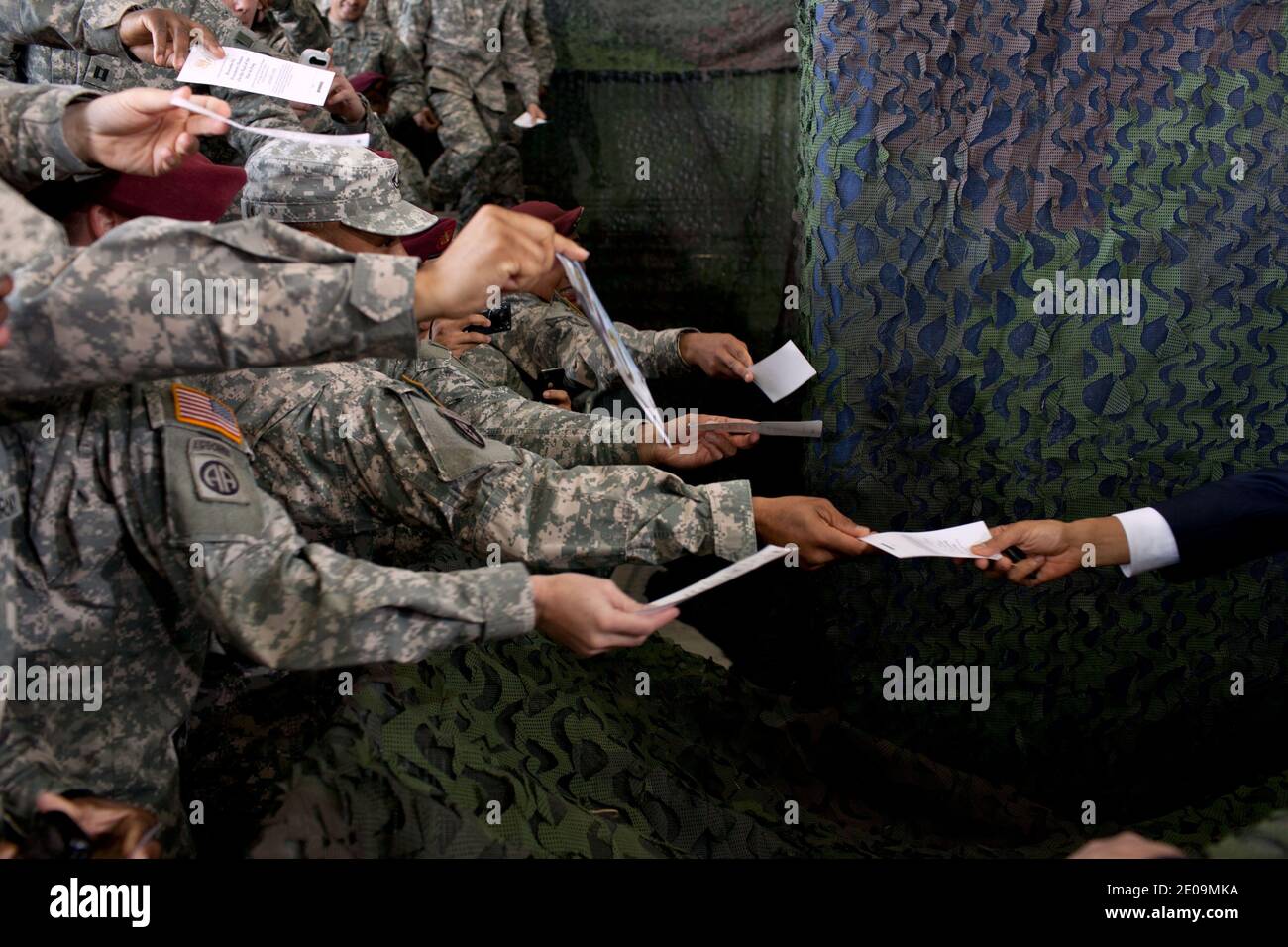 US-Präsident Barack Obama wird ein Blatt Papier`s Autograph nach Bemerkungen über das Ende des Krieges Amerikas im Irak, auf Pope Army Airfield, Fort Bragg, North Carolina, USA am 14. Dezember 2011 übergeben. Foto von Pete Souza/White House/ABACAPRESS.COM Stockfoto